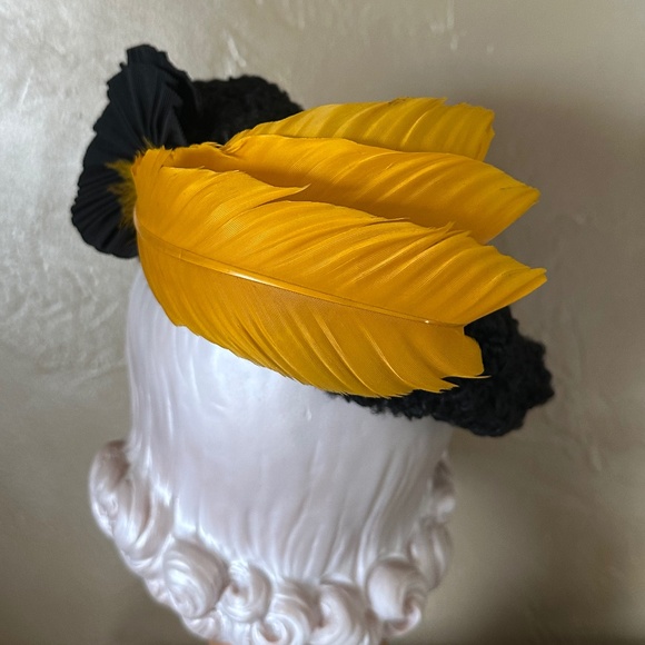 RARE 1940\'s BLACK MOUTON BERET WITH GROSGRAIN ROSETTE & YELLOW CURLY FEATHERS